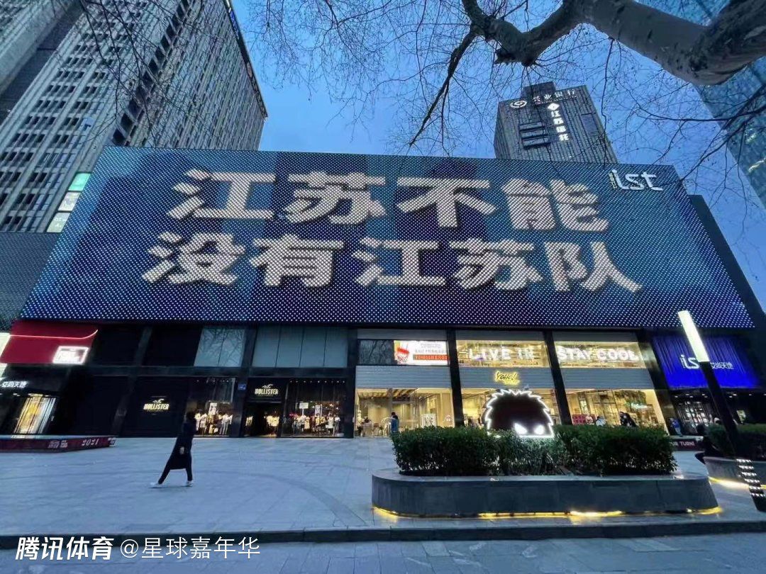 继而张家辉失踪，画面呈现出外国地下组织特训儿童成为特工，并渗透进全世界警队的老旧画面，似有所指